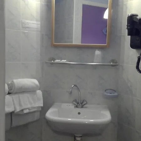 מלון Hotel Central קרקסון