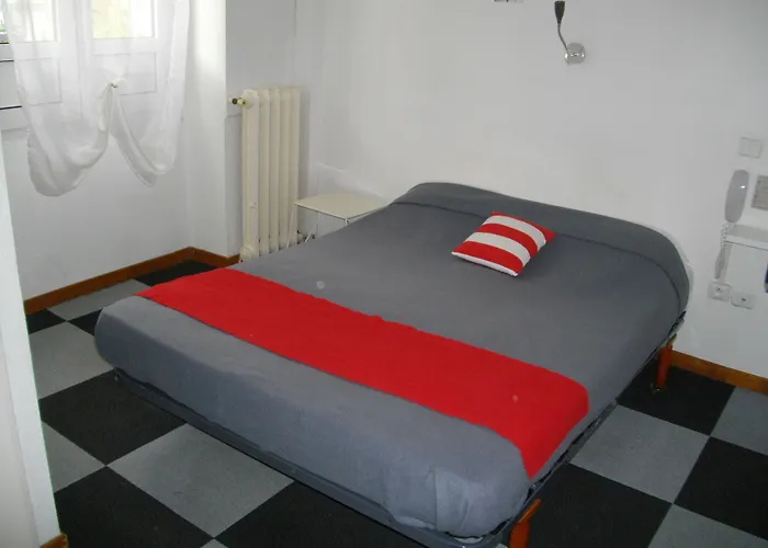 Отель Hotel Central 2*